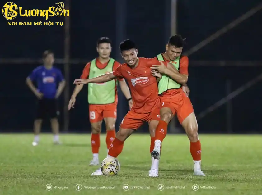 ĐT Việt Nam đổi sân tập trước trận gặp Malaysia 2 ĐT Việt Nam sẽ thay sân tập nhằm đảm bảo bí mật chiến thuật. (Ảnh: VFF)