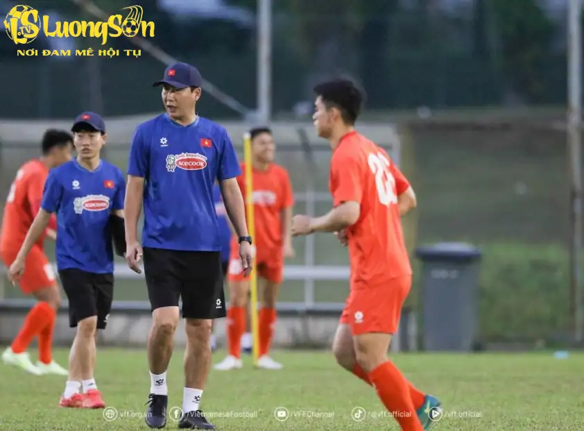 ĐT Việt Nam đổi sân tập trước trận gặp Malaysia 3 HLV Kim Sang Sik đang lên kế hoạch rất kỹ càng cho trận đấu với Malaysia. (Ảnh: VFF)