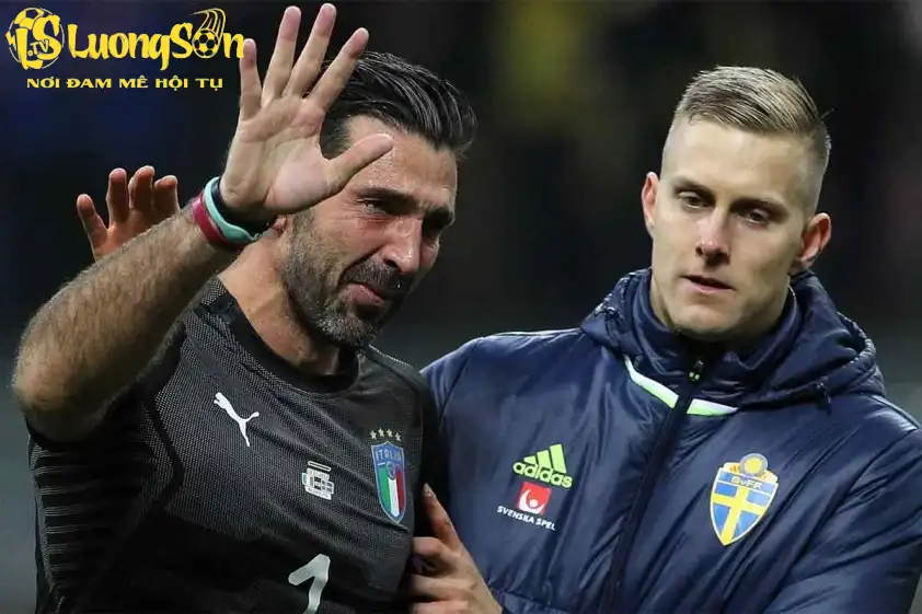Italia thua Na Uy Khởi đầu cơn ác mộng mới? 3 Huyền thoại Gianluigi Buffon (bên trái) bật khóc trong ngày Italia lỡ hẹn với World Cup 2018 (Ảnh: TNT Sports)